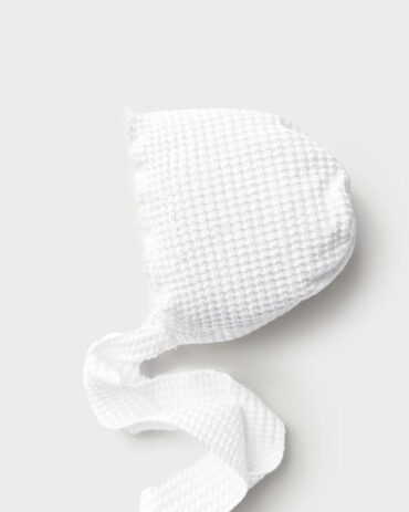 newborn-photography-prop-bonnet-boy-organic-textured-europe-white