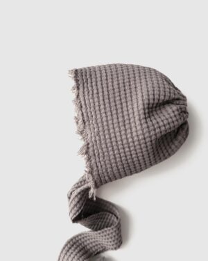 newborn-photography-prop-hat-boy-neutral-textured-europe-mulch
