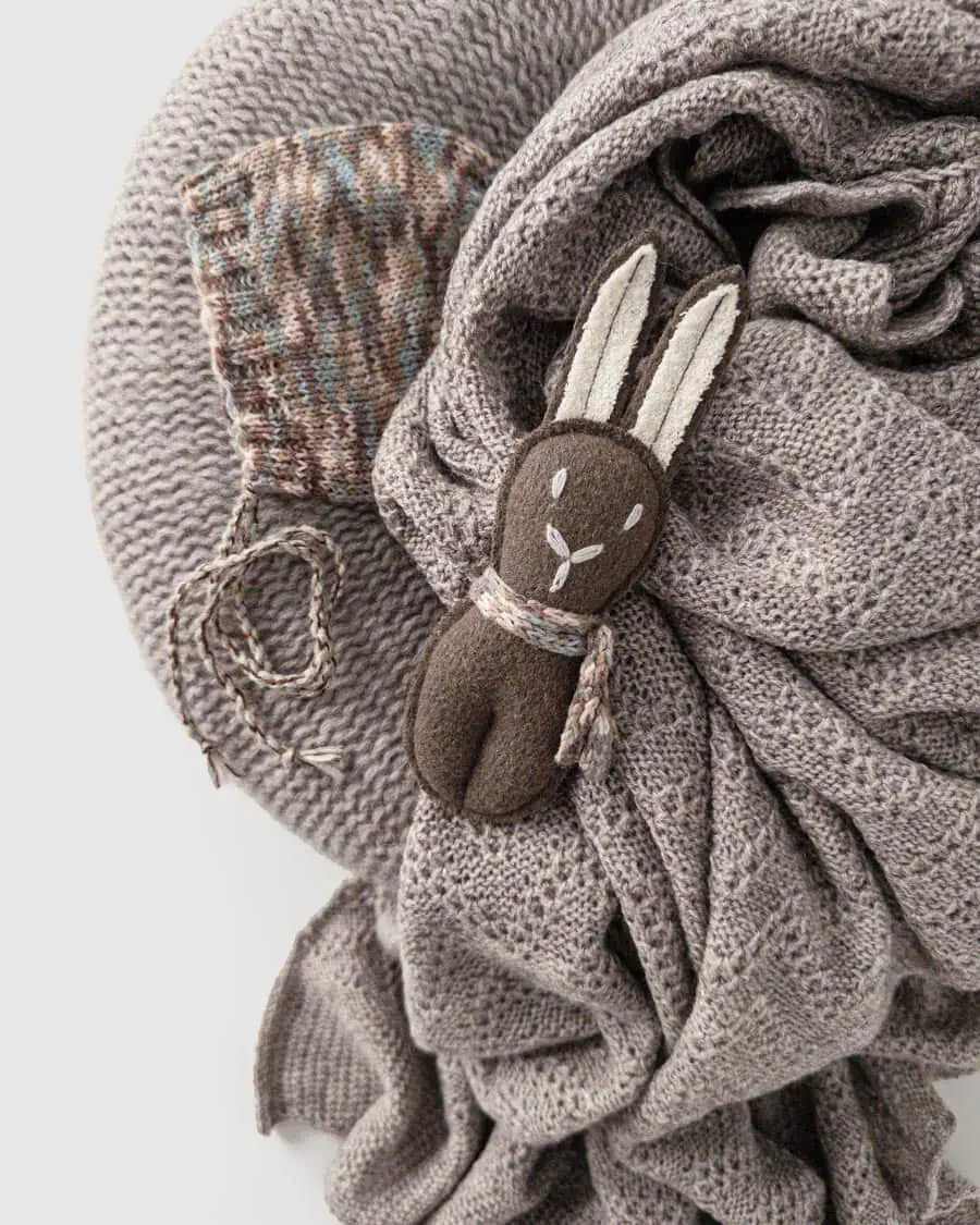 newborn-photoshoot-props-bundle-posing-pillow-wrap-hat-softie-natural-europe