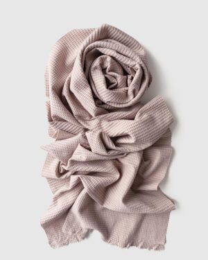 wraps-for-newborn-baby-photography-session-girl-stretchy-textured-knitted-natural-props-europe-pink