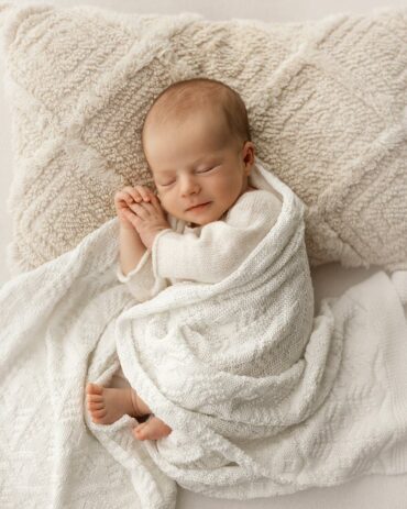Wrap-for-new-born-pictures-white-knitted-stretchy-textured-eu