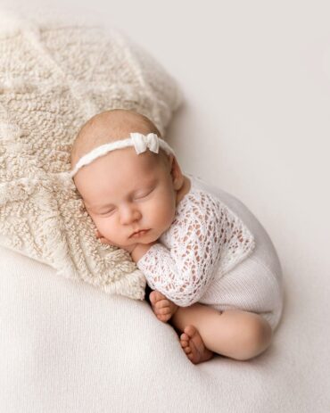 newborn-baby-girl-photo-outfit-romper-props-minimal-lace-knitted-white-europe