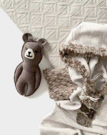 Newborn-baby-Accessories-for-Photography-Session-boy-posing-fabric-romper-bear-natural-europe