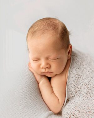 baby-wraps-for-photoshoot-stretch-knit-props-girl-light-grey-textured-minimal-newbornprops-eu