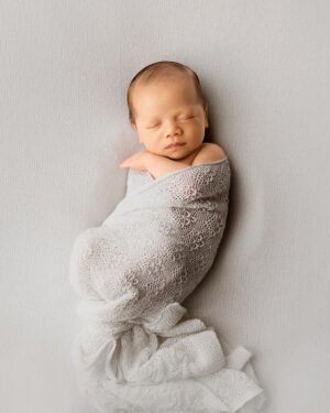 baby-wraps-for-photoshoot-stretch-knitted-props-boy-light-grey-textured-minimal-europe