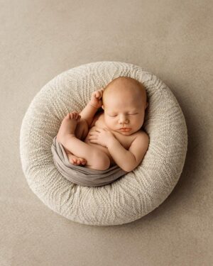newborn-nest-prop-photography-posing-pillow-girl-neutral-knitted-cover-linen-europe