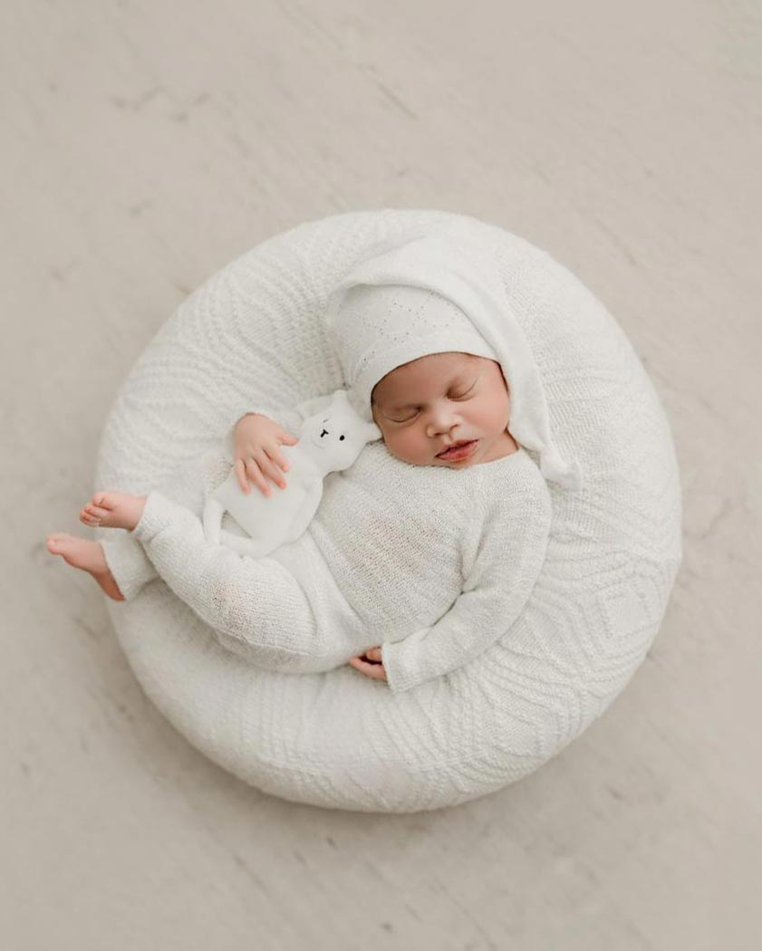 infant-baby-boy-photo-prop-set-posing-nest-sleepers-beanie-teddy-toy-white-organic-minimal-europe