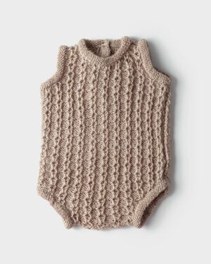 newborn-photo-outfit-onesie-boy-clothing-brown-props-ochre-tan-europe (2)