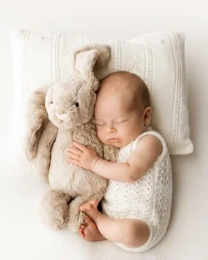 newborn-photo-outfit-onesie-vest-knitted-textured-boho-white-natural-props-europe