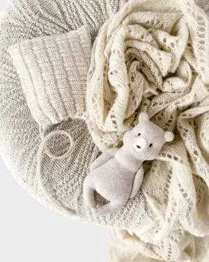 earth-tone-newborn-photoshoot-props-bundle-boy-poser-swaddle-beanie- teddy-natural-europe