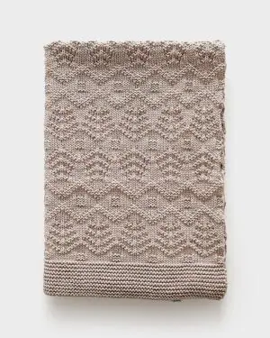 wrap-for-newborn-photos-boy-stretchy-textured-naughty-neutral-props-europe