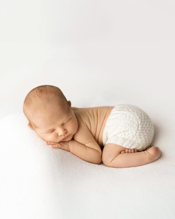 Newborn-Baby-Shorts-for-Photo-Session-boy-minimal-white-europe