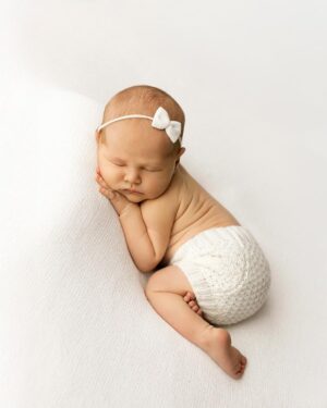 Newborn-Baby-Shorts-for-Photo-Session-girl-minimal-white-europe