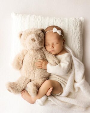 baby-photoshoot-prop-bundle-girl-posing-pillow-wrap-romper-headband-bow-teddy-minimal-white-newbornprops-europe