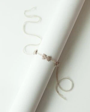 tiny-bows-newborn-headband-for-photography-girl-alix-latte-europe