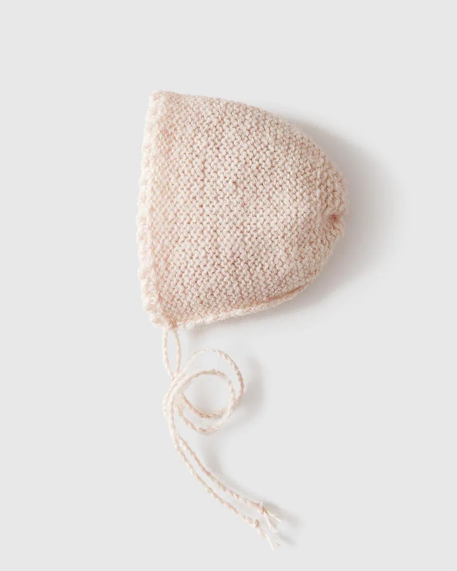 newborn-photography-bonnet-for-girl-session-lucca-blush-knitted-props-europe