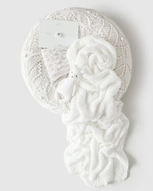 newborn-props-bundle-for-photoshoot-girl-perry-hillel-white-textured-vintage-poser-wrap-bonnet-headband-teddy-europe