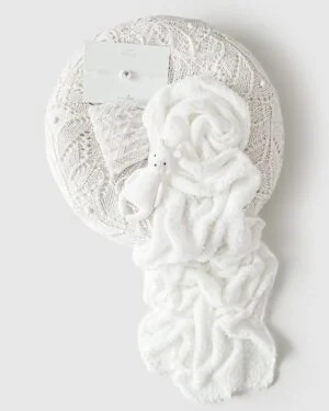 newborn-props-bundle-for-photoshoot-girl-perry-hillel-white-textured-vintage-poser-wrap-bonnet-headband-teddy-europe