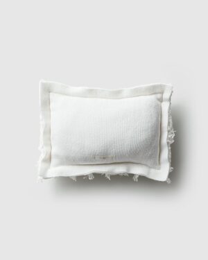 baby-photography-posing-cushion-kayden-minimal-white-boy-newbornprops-europe