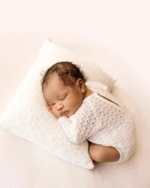 Coordinated newborn outfit and pillow in cream – Yona romper