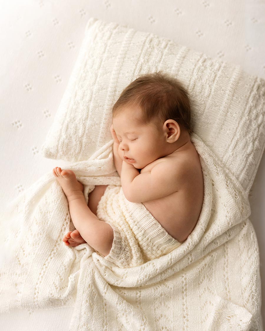 Minimal Newborn Photography Setup for Back⁠-⁠to⁠-⁠Back Sessions